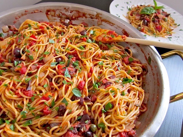 Spaghetti à la Puttanesca Spaghetti à la Puttanesca