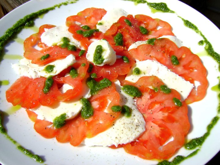 Carpaccio tomates mozzarella au pesto de mâche Carpaccio tomates mozzarella au pesto de mâche