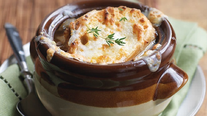 Soupe à l’oignon et aux pommes gratinée Soupe à l’oignon et aux pommes gratinée