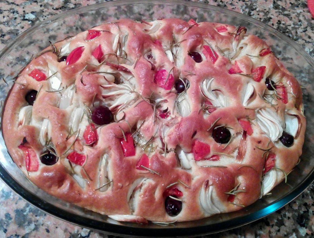 (Focaccia) aux Oignons rouges, Olives, Tomates et Romarin (Focaccia) aux Oignons rouges, Olives, Tomates et Romarin