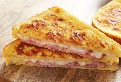 Triangles de pommes de terre farci au jambon et mozarella cuits à la poêle Triangles de pommes de terre farci au jambon et mozarella cuits à la poêle