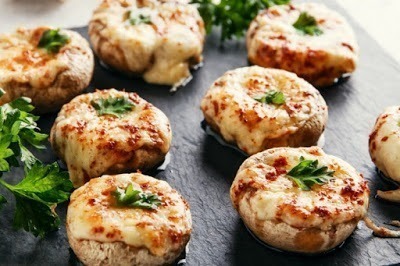 Champignons farcis au saucisse, fromage et oignons Champignons farcis au saucisse, fromage et oignons