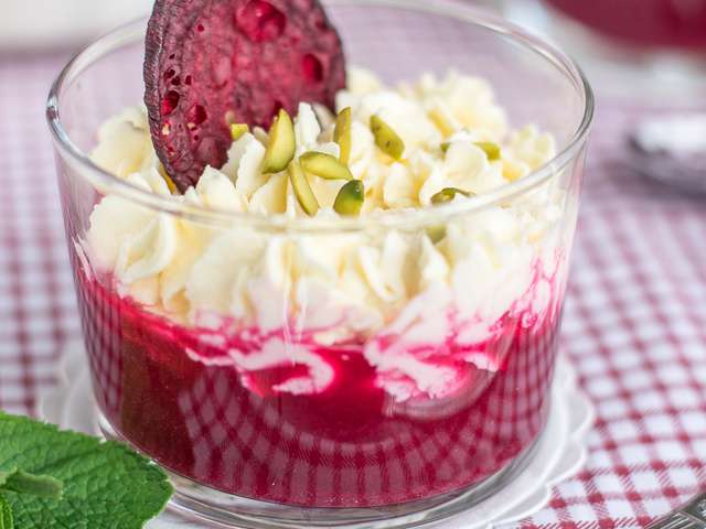 Gaspacho de betteraves et crème fouettée frais Gaspacho de betteraves et crème fouettée frais