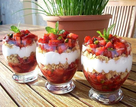 Tartare de fraises, pistaches et sablés Tartare de fraises, pistaches et sablés
