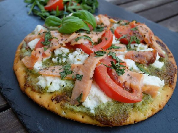 Pizza sans gluten au pesto et saumon fumé Pizza sans gluten au pesto et saumon fumé