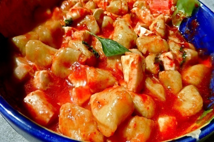 Gnocchi de pommes de terre, sauce tomate et basilic