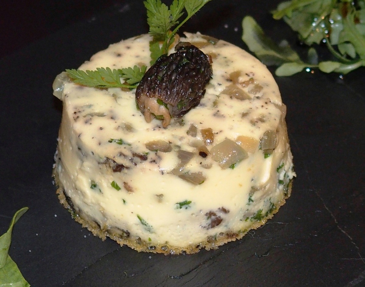 FLAN AUX MORILLES Pour 4 personnes en entrée Préparation: 15 minutes Cuisson: 50 minutes 20g de morilles séchées 1,6 dl de crème entière 4 oeufs 1 grosse échalote ou 2 petites 1/2 bouquet de persil 20g de beurre + un peu pour beurrer les moules 2 càs de cognac sel et poivre Tremper les morilles quelques heures au préalable dans un bol d'eau tiède. Laver soigneusement vos morilles en les coupant en 2 dans la longueur et en les passant sous un filet d'eau une par une. Couper les plus grosses en deux. Réserver. Hacher finement l'échalote. Hacher le persil (environ 2 càs) et le réserver. Préchauffer le four à 140°C. Dans une poêle, faire fondre le beurre et ajouter l'échalote, puis les morilles, saler, poivrer et ajouter le cognac. Faire complètement réduire, ajouter le persil (2 càs haché), mélanger et sortir du feu. Laisser tiédir. Mettre de côté 4 jolies moitiés de morilles pour le décor. Flan aux morilles Dans un récipient, battre un peu les oeufs, ajouter la crème, donner quelques tours de moulin à poivre et pincées de sel. Pour beurrer les moules et faciliter le démoulage: beurrer le fond des moules. Pour les bords, beurrer depuis le fond vers l'extérieur sur tout le bord, soit dans le sens du démoulage. Placer les moules dans un petit plat à gratin. Répartir le mélange crème-oeufs dans les moules ou ramequins aux 2/3. Ajouter et répartir les morilles persillées (en garder une par personne pour le décor) et mélanger doucement à l'aide d'une fourchette. Ne pas hésiter à mettre toutes les échalotes et le persil qui pourraient rester dans le récipient. Mettre de l'eau bien chaude du robinet dans le plat à gratin jusqu'à la moitié des ramequins. Flan aux morilles Enfourner 50 minutes dans le four préchauffé à 140°C. Sortir du plat et laisser tiédir environ 15 à 20 minutes. Déguster tiède à chaud. Glisser la lame d'un couteau sur tout le bord délicatement pour démouler. Essayer de glisser un peu la lame dans le fond pour faire le vide d'air en retournant le moule pour que le flan tombe doucement. Placer une morille sur le flan, saupoudrer d'une légère pincée de fleur de sel ou de sel et servir avec une salade verte agrémentée d'un peu d'huile de noix, sel et vinaigre balsamique.