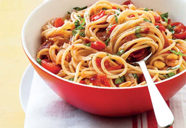 Spaghettis à la Pancetta aux Tomates Cerises et au Basilic
