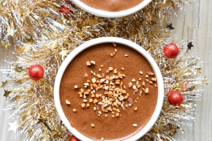 Mousse au chocolat et noisettes