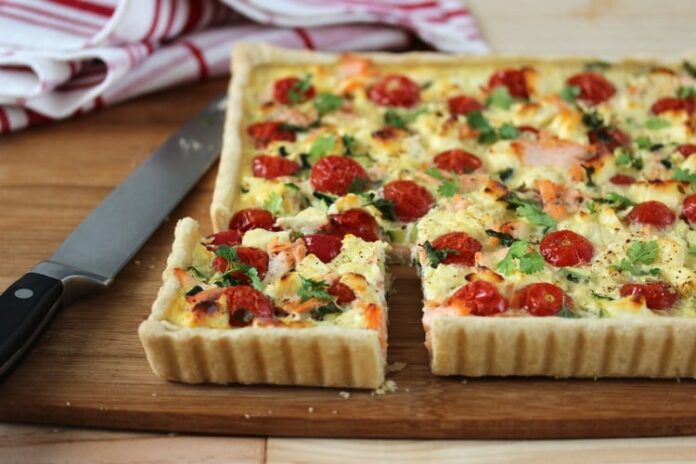 Quiche au saumon, tomate et courgette