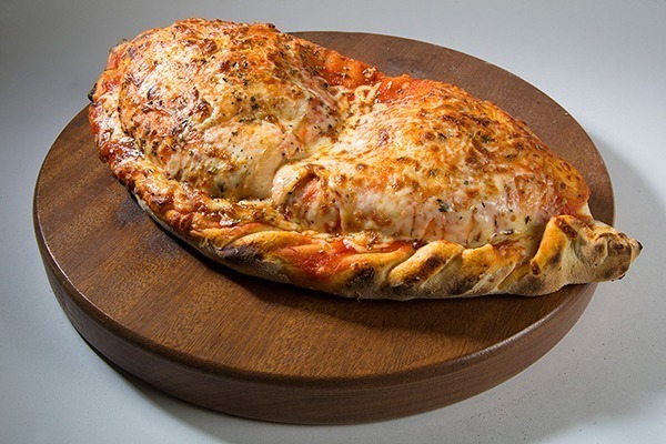 Pizza-Calzone-au-jambon-et-champignons
