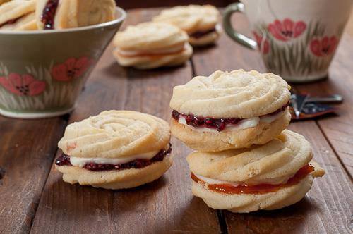 Petits fours aux amandes et confiture