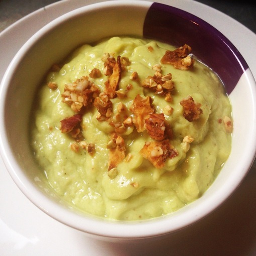 Mousse à l’avocats, dattes medjool, jus d’ananas et granola cru