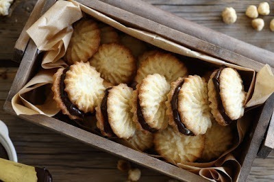 Ingrédients pour 40 petits fours: 240 g de beurre à température ambiante 120 g de sucre en poudre 120 g de poudre de noisettes 230 g de farine Un petit pot de Nutella