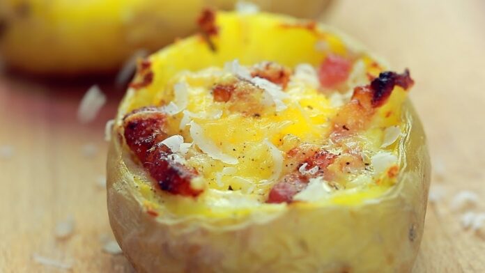 Pommes de terre farcies à la crème et aux lardons