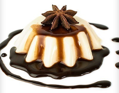 Panna cotta à la cardamome, sirop au chocolat Panna cotta à la cardamome, sirop au chocolat