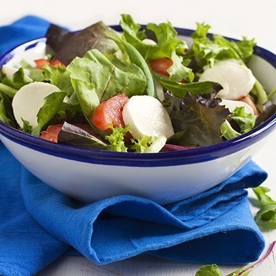 Salade-panachee-bocconcinis-marines-dans-vinaigrette-noisettes-1956