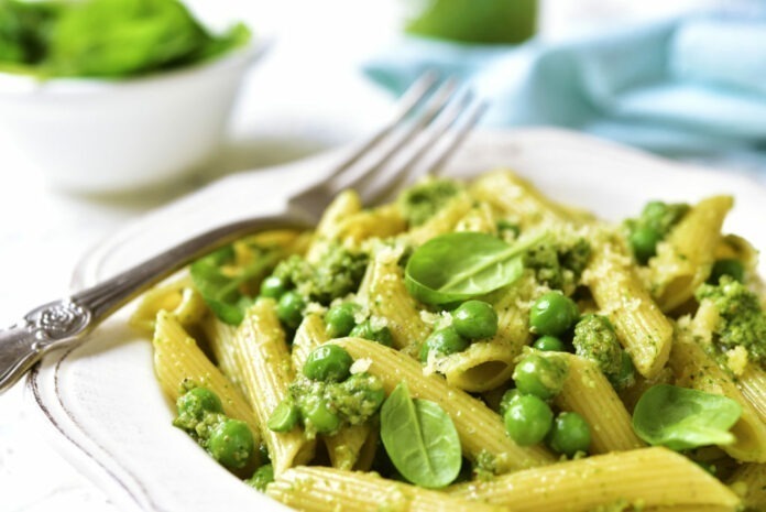 Penne with spinach pesto and green pea.
