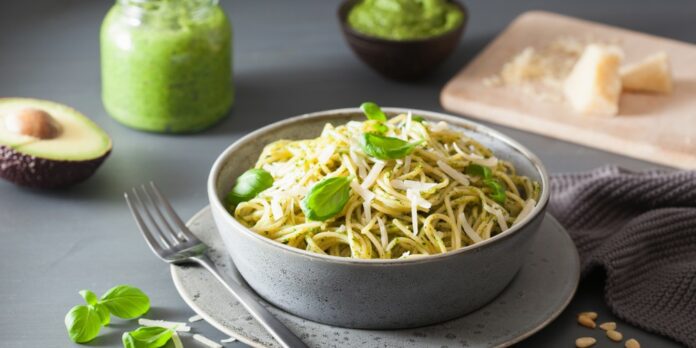 spaghettis-au-pesto-d-avocat-1