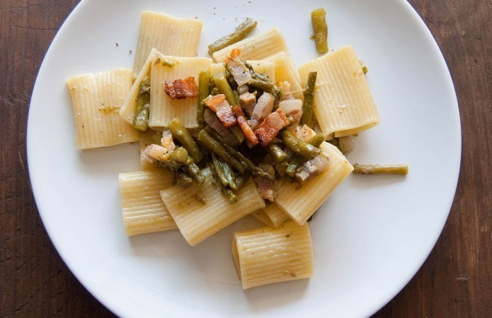 Paccheri rigati avec des asperges et des morceaux de pancetta Paccheri rigati avec des asperges et des morceaux de pancetta