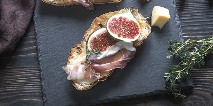 Bruschetta aux figues, jambon et parmesan Bruschetta aux figues, jambon et parmesan