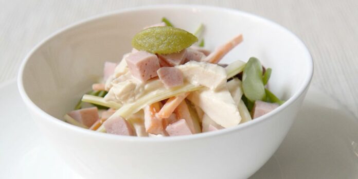 Salade de poulet et des de jambon cuit à la mayonnaise au wasabi Salade de poulet et des de jambon cuit à la mayonnaise au wasabi