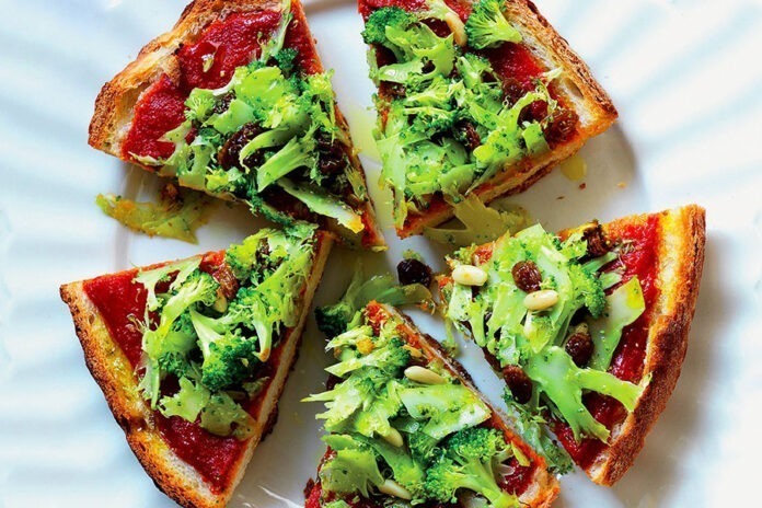 Pizzetta de pain au brocoli, raisins secs et pignons Pizzetta de pain au brocoli, raisins secs et pignons