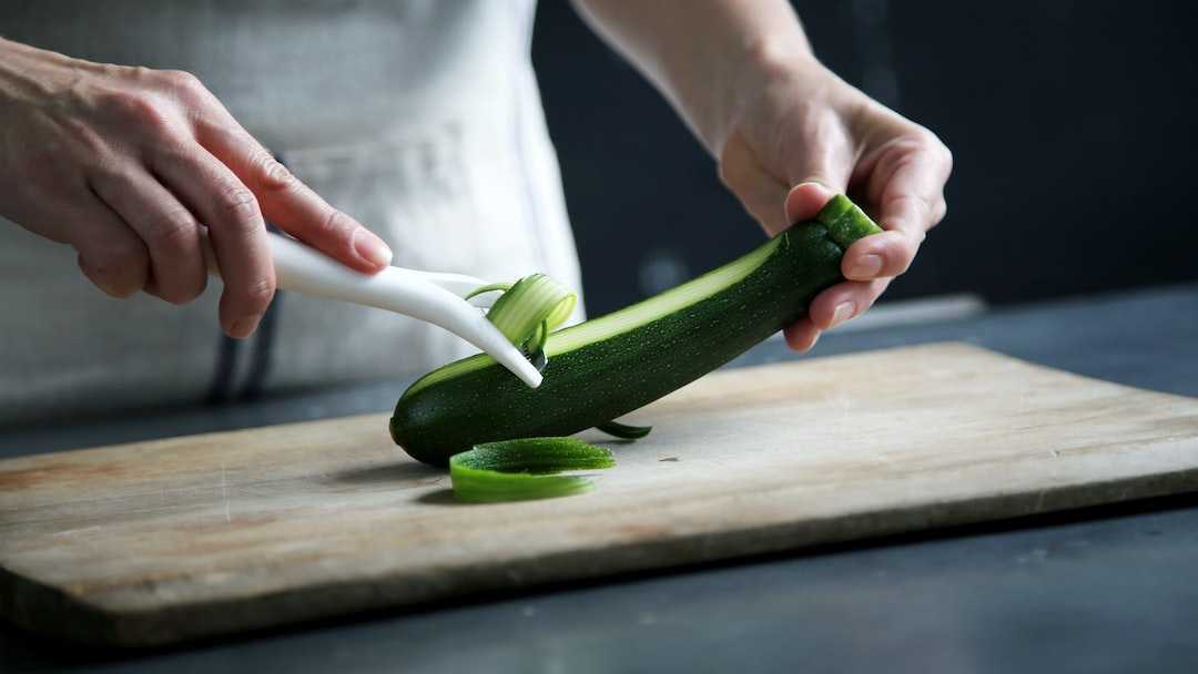Préparation des spaghettis de courgette
