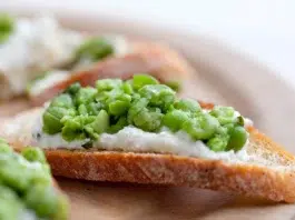 Bruschetta à la ricotta et aux petits pois Bruschetta à la ricotta et aux petits pois