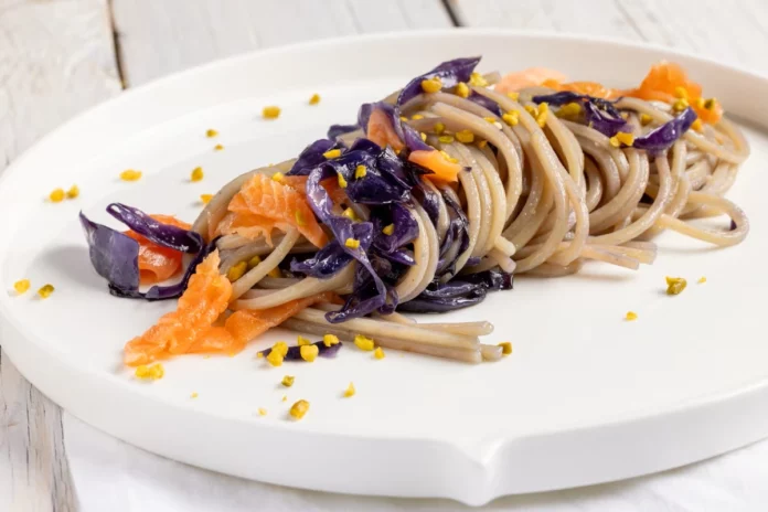 Spaghetti au saumon et chou violet Spaghetti au saumon et chou violet